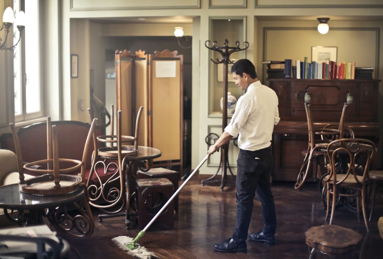 Hotel Mopping